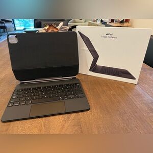 LIKE NEW Apple iPad Magic Keyboard - Black